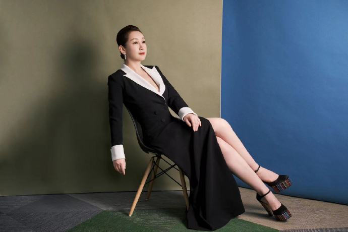 秦海璐北京30度自备降温三件套##秦海璐五彩镶钻高跟鞋