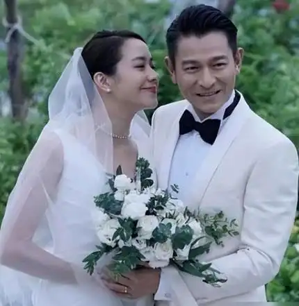 不过啊,这事儿还得从刘德华和朱丽倩的感情说起.