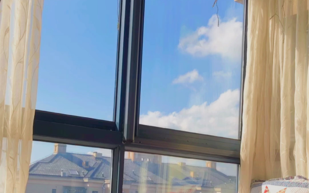 早晨醒来窗外有蓝天白云温暖的阳光,以及一名一看到你就开心得不得了