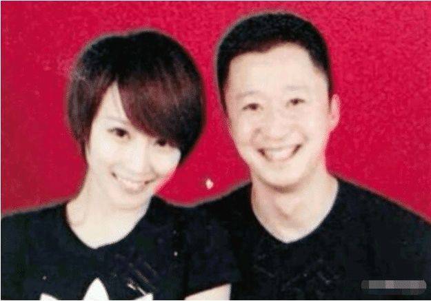 有种"证件照"叫吴京结婚证,别人都是白衬衫化淡妆,他却搞特殊_照片