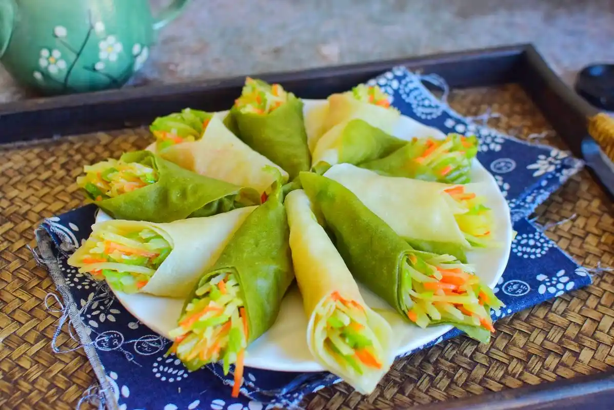 我家春饼从来不烙,个个薄如蝉翼,卷上土豆丝太香,边做边吃过瘾