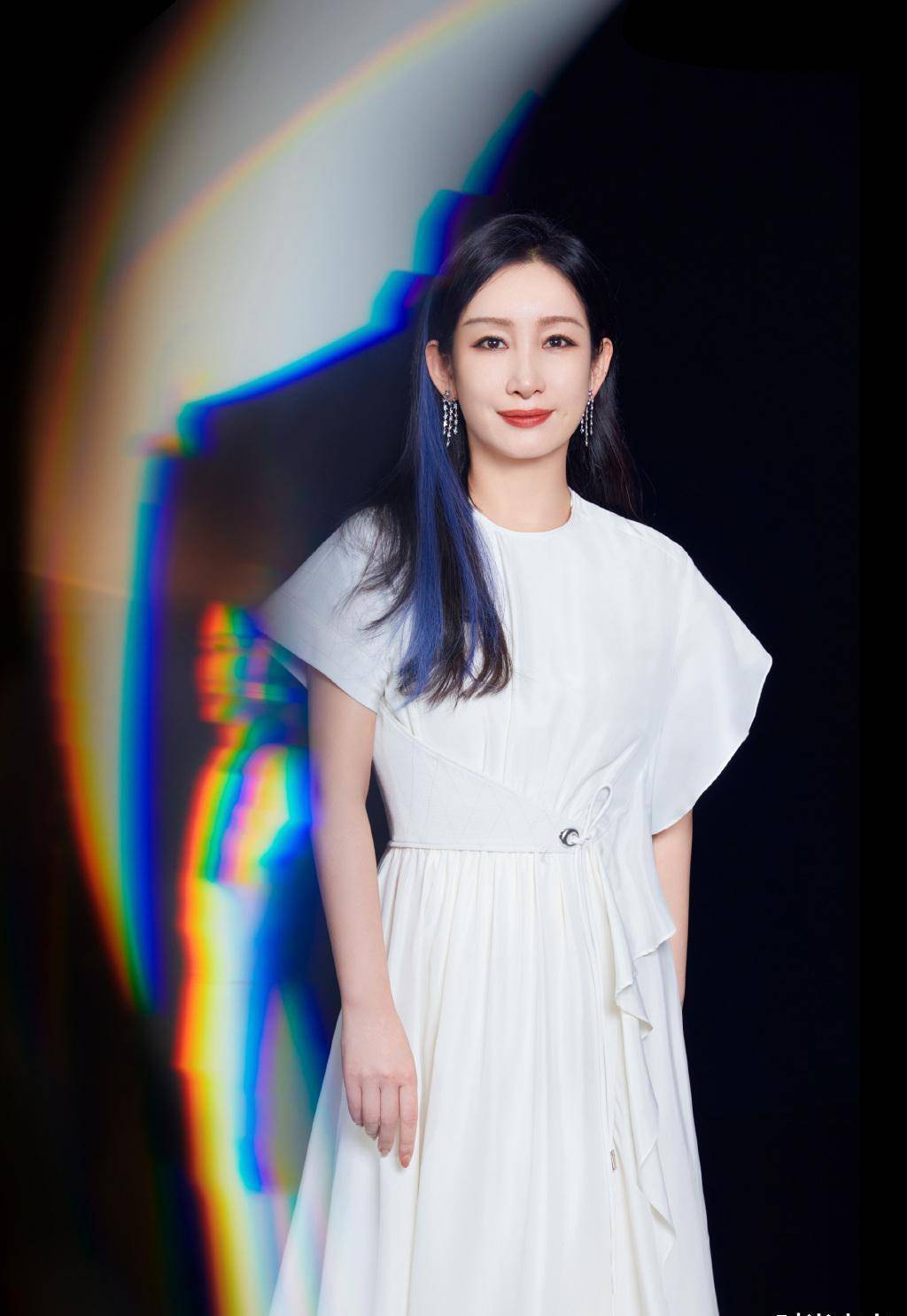 秦海璐真不注意,穿黑纱上衣配紧身裤,身材55分一点不像女明星_秦海路