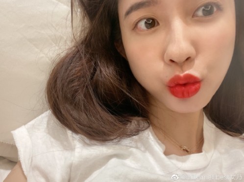 剧情反转?张大奕大秀美照为新品打call,并点赞多条微博!