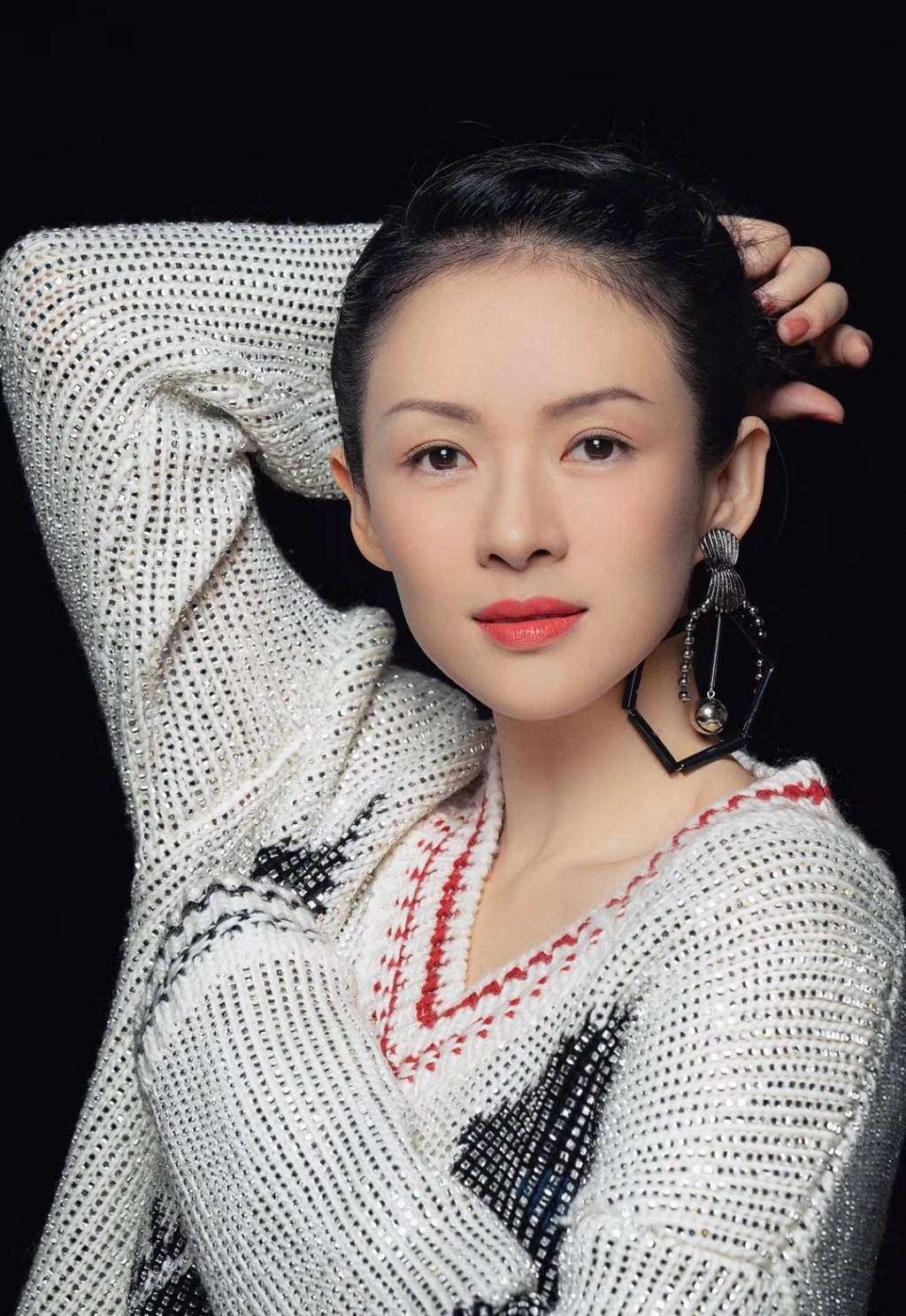 章子怡又穿长裙高调走红毯,换款发型美太多,未修图比精修图惊艳