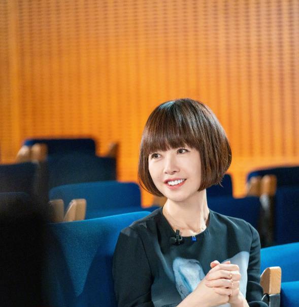 鲁豫阿云嘎女友曝同居,年龄差19岁,否认恋情四年前!