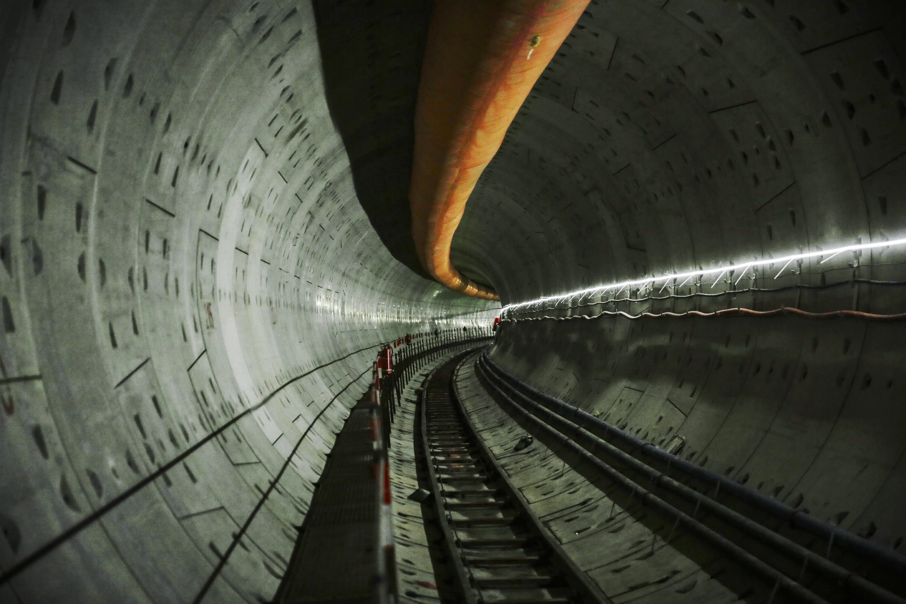 在对所有溶洞进行回填后,一段掘进完成的隧道里已安装了混凝土衬砌.