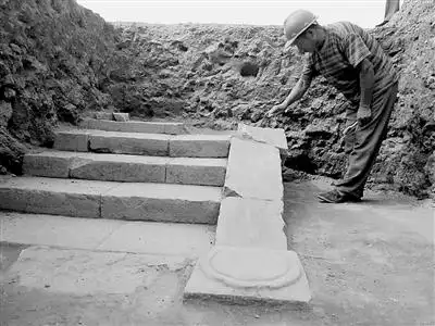 天宁寺大雄宝殿基础修复意外挖出五步台阶