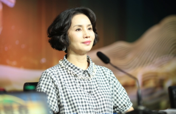 央视主播徐俐直播伊拉克战争遭遇职业危机带着儿子二婚嫁名门