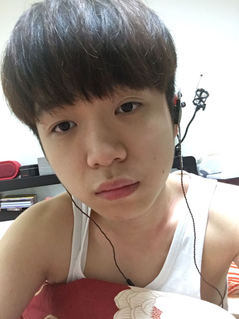 热心网友  2019-02-09   展开全部 这个男生长得一般般,打6分,你克