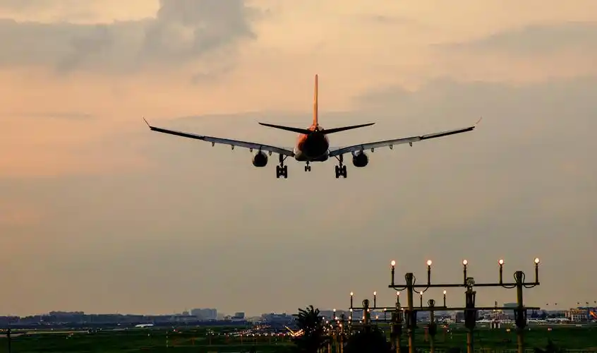 一组飞机降落的照片