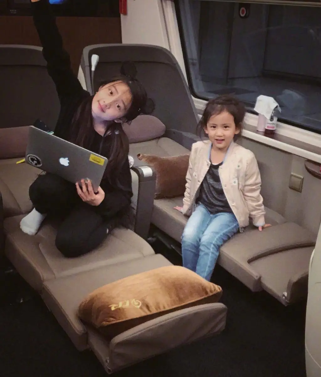 原创黄磊老婆晒多多妹妹臭美照偷穿妈妈高跟鞋配碎花裙复古俏皮