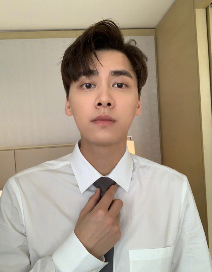 李易峰格纹西装自拍帅照图片