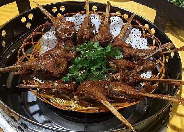 椒盐鸭下巴 椒盐鸭下巴:堪称宵夜届嘅啤酒消灭者,战斗力满血.