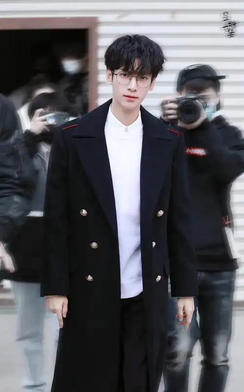 罗云熙现代装比美大赛