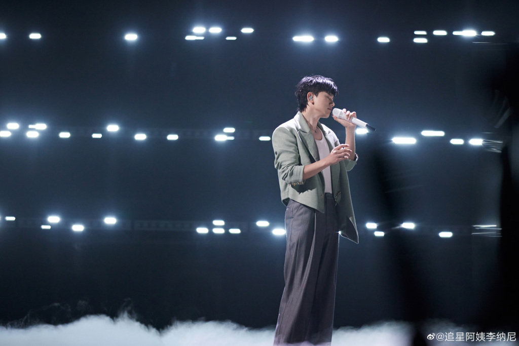 张杰绿西装96 清爽干净帅气十足_高清图集_新浪网