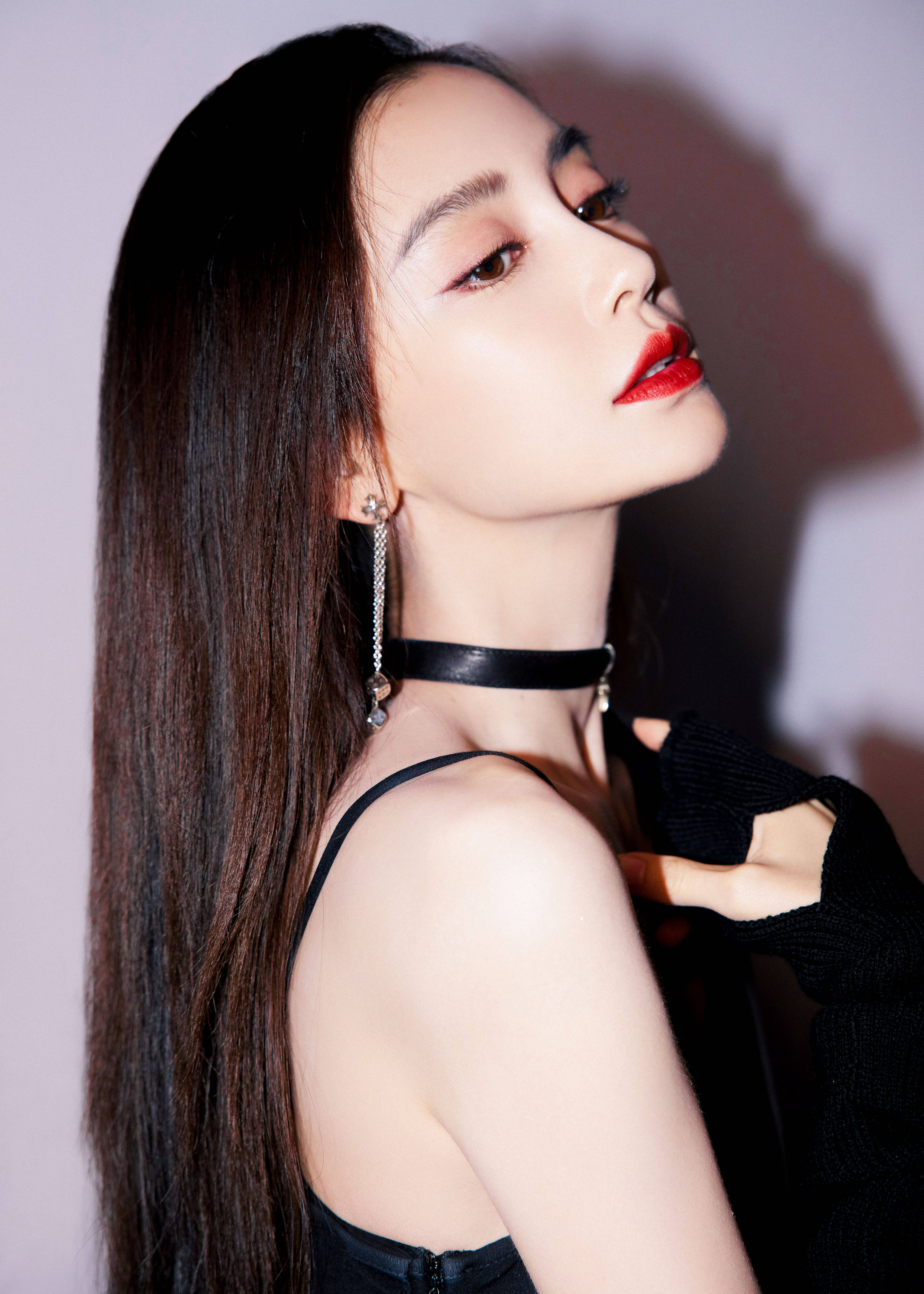 杨颖黑色紧身吊带连衣裙 又飒又酷美貌值满分