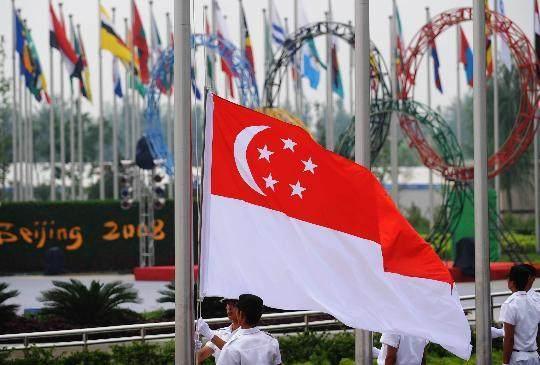 此国国旗上也有五星,74%为华人,最大面额纸币值5万元人民币