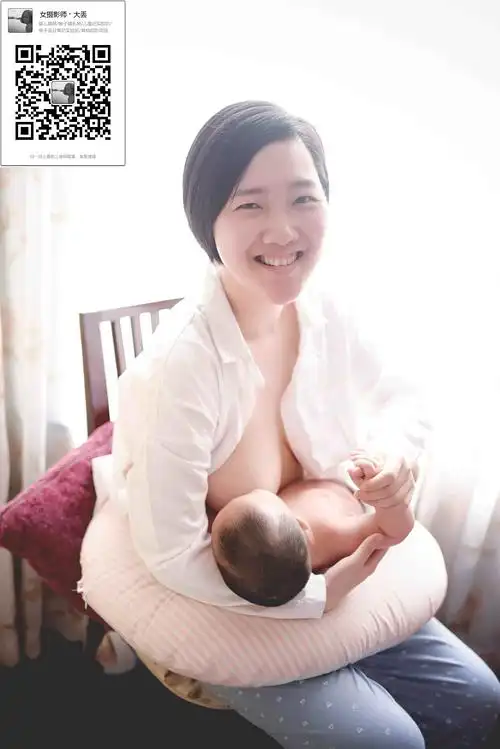 亲子哺乳照哺乳的妈妈光芒万丈
