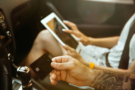 朋友开车男图片