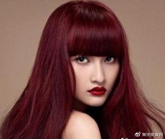 皮肤黑的人适合染什么颜色头发67适合皮肤黑的头发颜色:酒红色这是