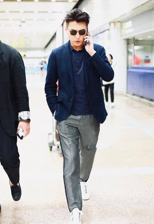 靳东的西装搭配显年轻,深蓝色西装和灰色西裤搭配,帅气时髦_时尚_双
