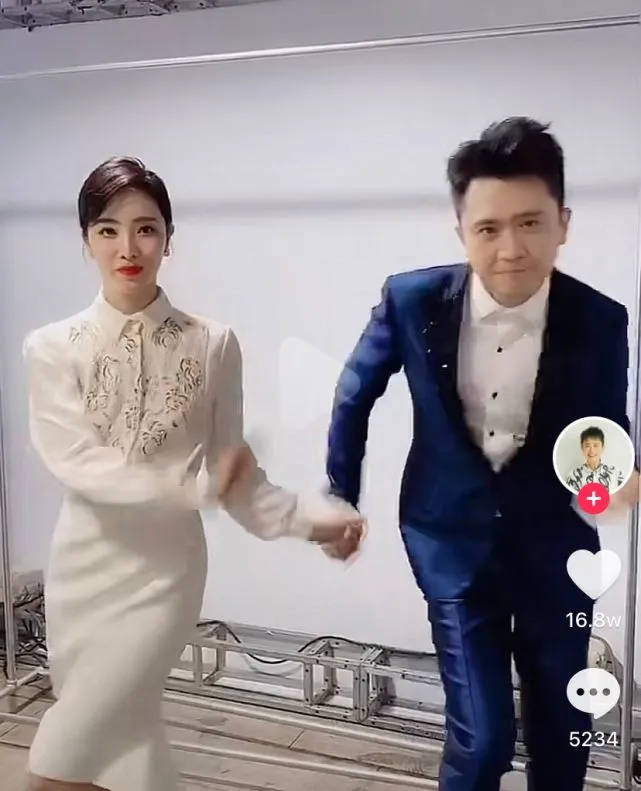 央视主持人杨帆晒近况在豪宅庆妻子40岁生老婆曾因容貌被质疑