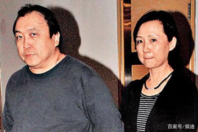 王晶女儿罕晒三代同堂合影,31岁王子涵清纯脱俗,王太太端庄大气