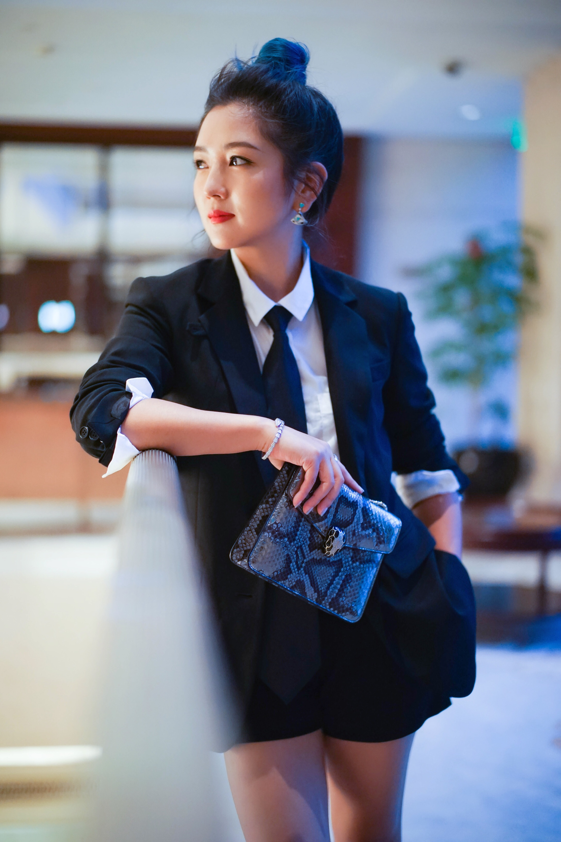 帅呆了何洁写真一身西装帅气撩人眼神带电