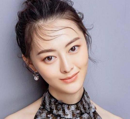 因为陈道明当时扮演了很多皇帝,人们认为陈格这个名字与剧中的